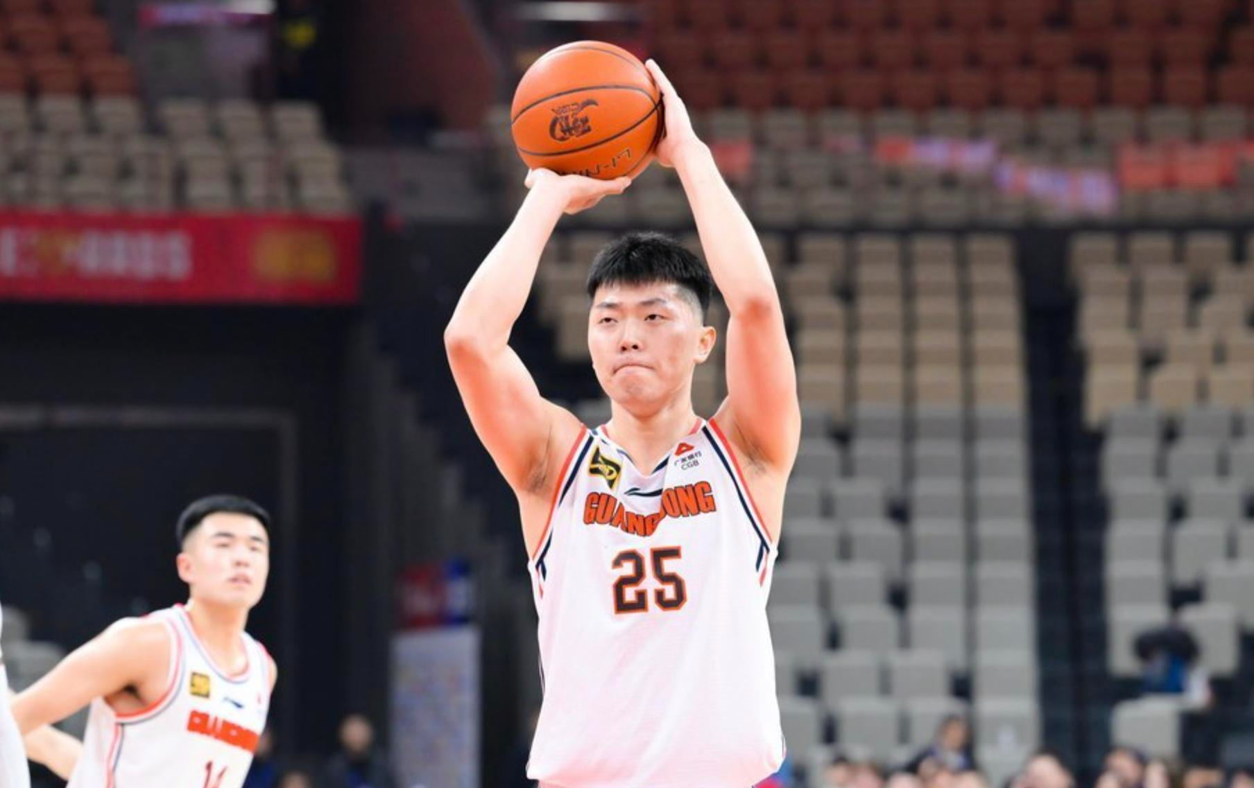 广东宏远全队备战下一场比赛