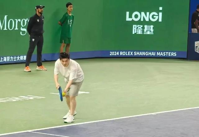 西班牙网球队鏖战美国网球队，费德勒统治全场的简单介绍