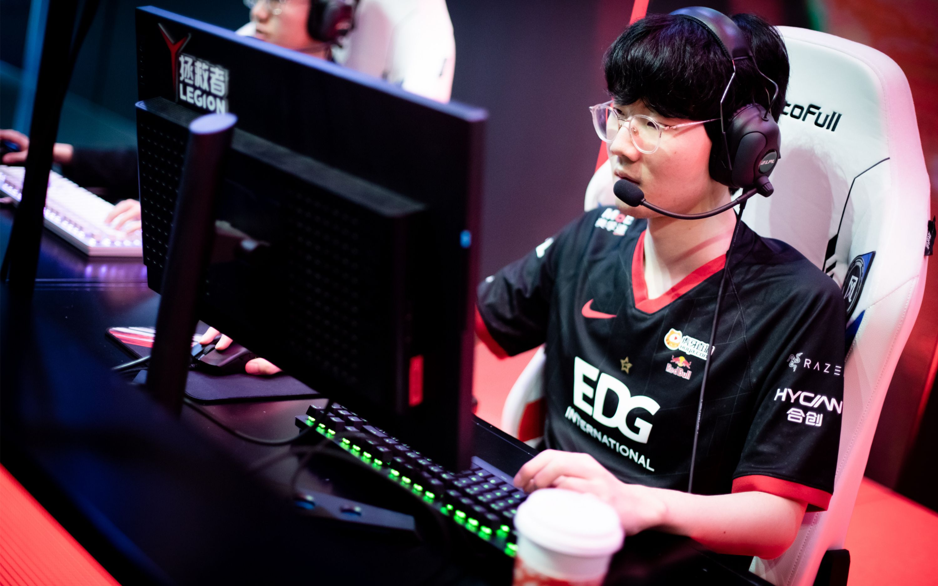 EDG翻盘Astralis，Viper送出助攻