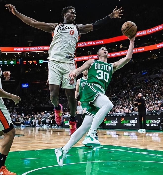 包含篮网B队横扫凯尔特人B队，字母哥统治全场的词条